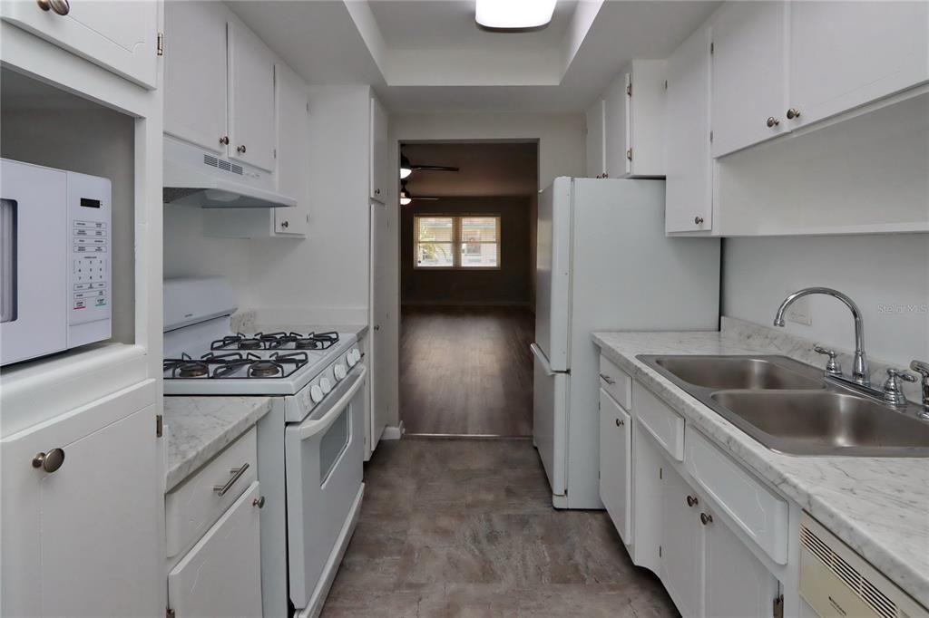 Recently Rented: $1,595 (2 beds, 2 baths, 870 Square Feet)