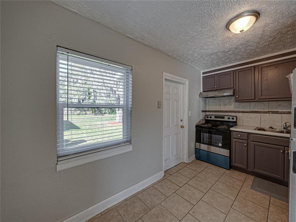 Active With Contract: $184,900 (3 beds, 1 baths, 792 Square Feet)