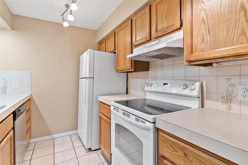 Active With Contract: $179,900 (2 beds, 2 baths, 1051 Square Feet)