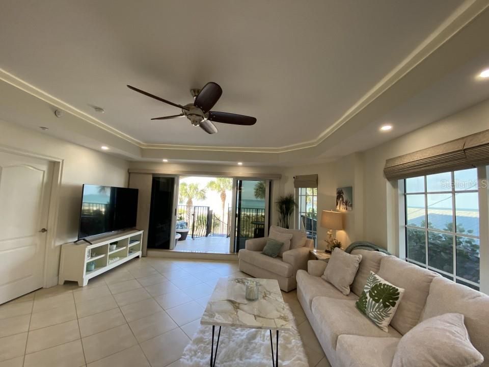 Recently Sold: $2,295,000 (3 beds, 3 baths, 2584 Square Feet)
