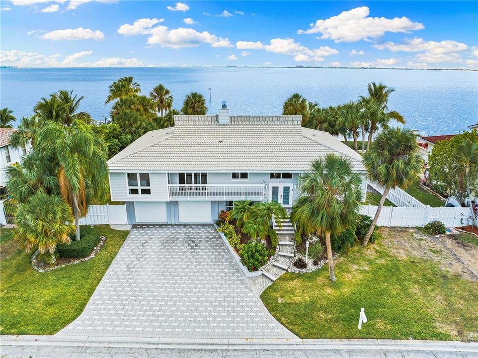 Recently Sold: $2,200,000 (5 beds, 3 baths, 4270 Square Feet)