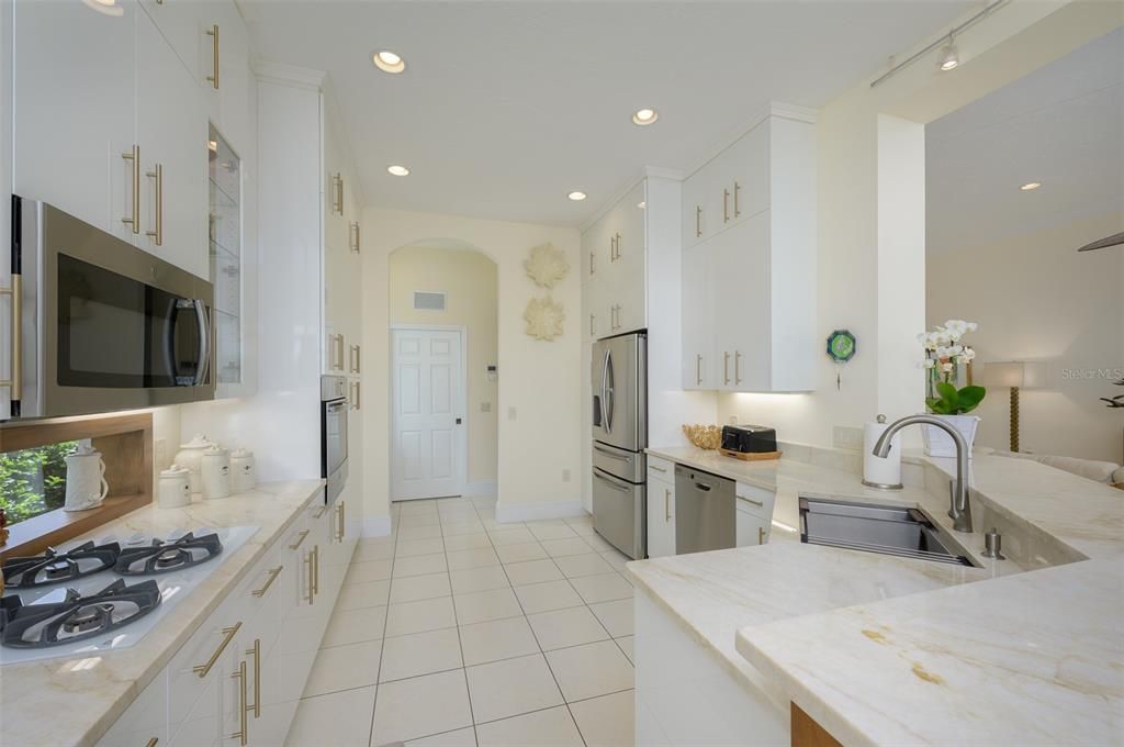 Recently Sold: $1,075,000 (2 beds, 2 baths, 2540 Square Feet)