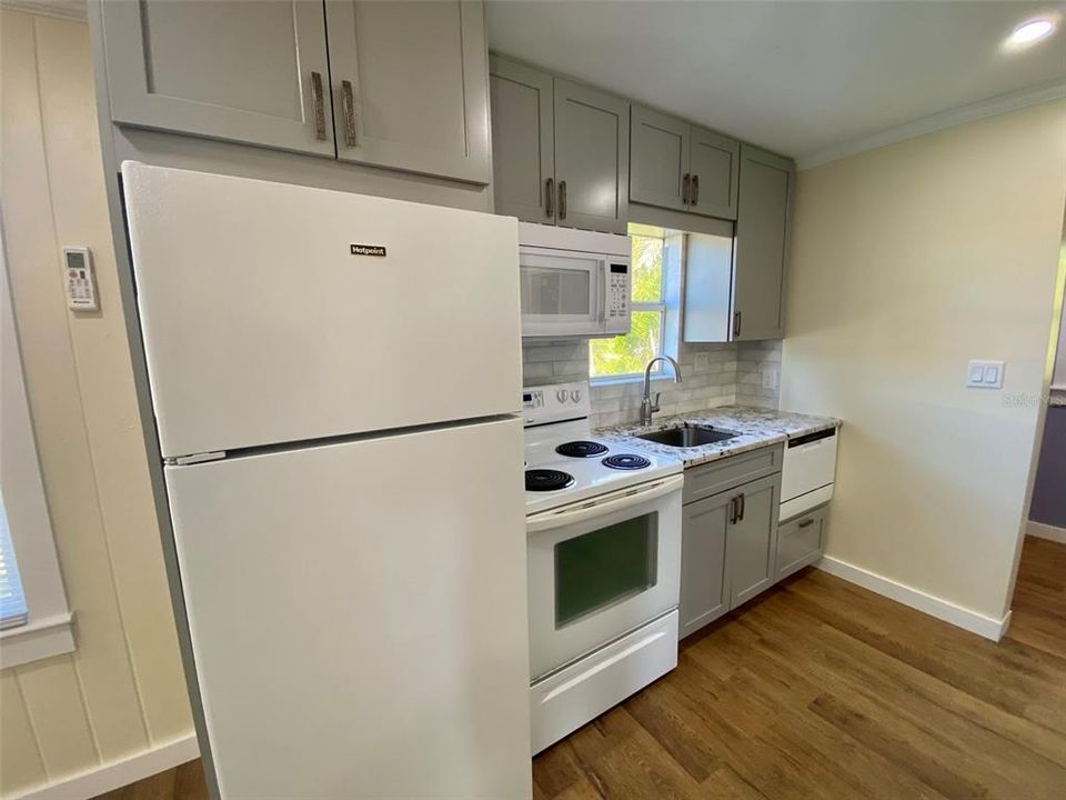 Active With Contract: $2,195 (2 beds, 1 baths, 544 Square Feet)