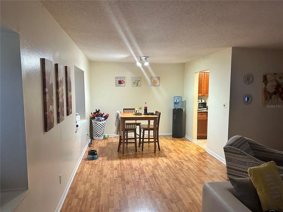 For Sale: $156,900 (2 beds, 1 baths, 960 Square Feet)