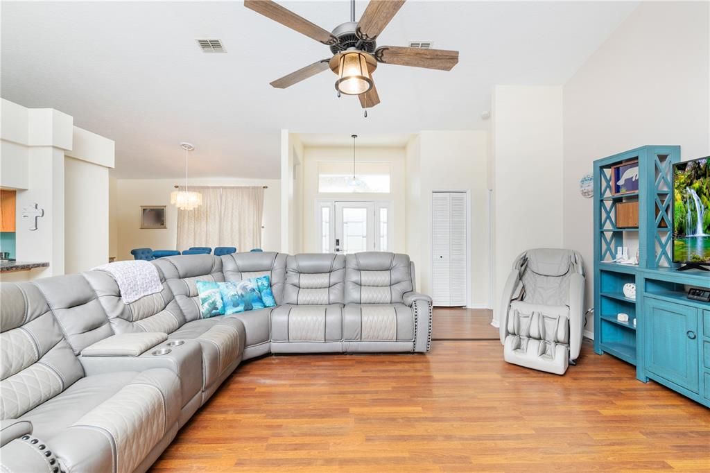 Recently Sold: $417,000 (3 beds, 2 baths, 1939 Square Feet)