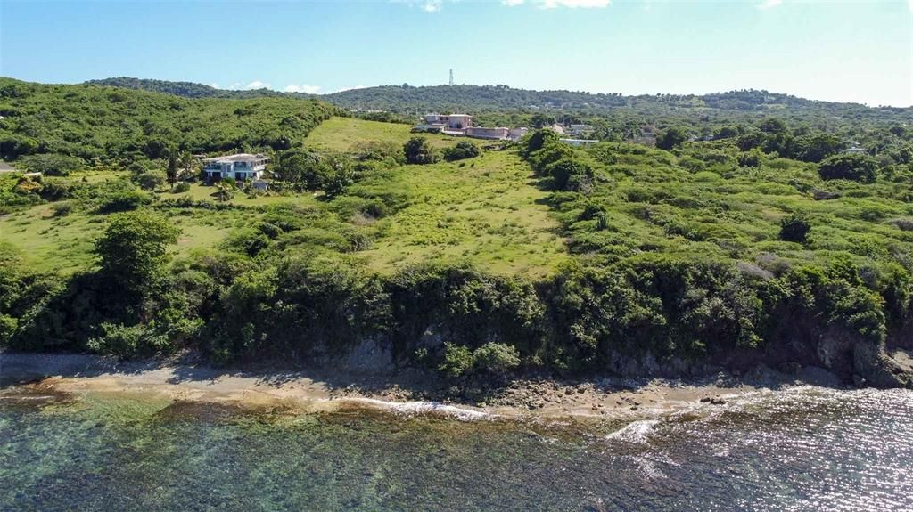 На продажу: $400,000 (0.64 acres)