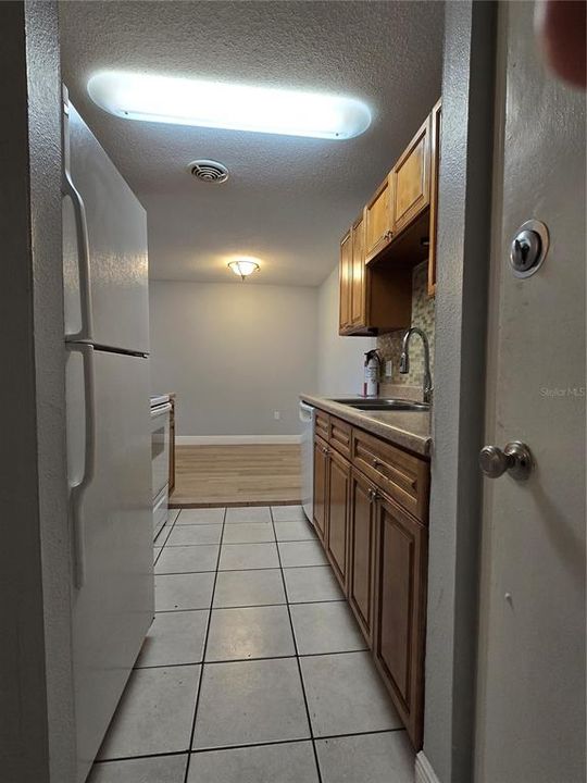 For Sale: $169,000 (2 beds, 1 baths, 881 Square Feet)