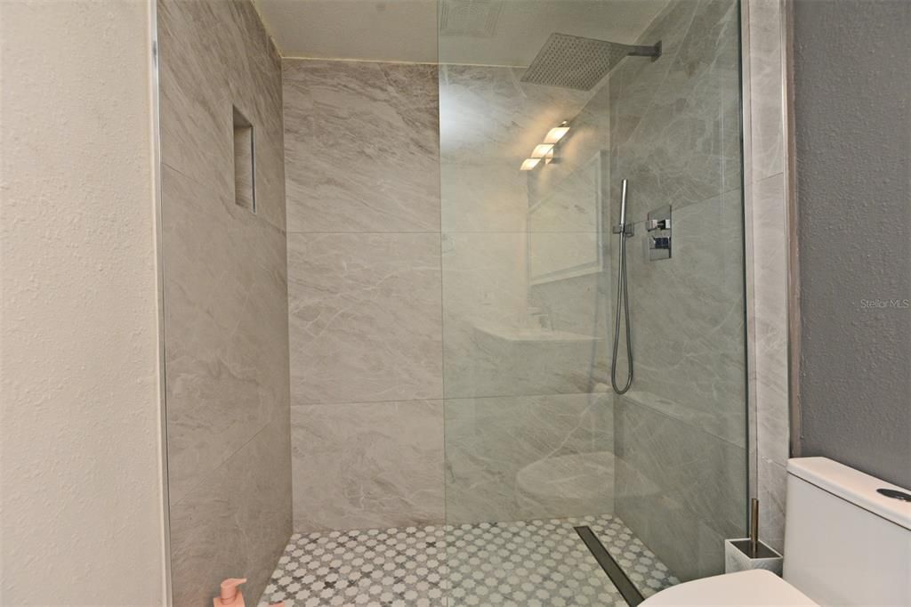 待售: $175,000 (1 贝兹, 1 浴室, 759 平方英尺)