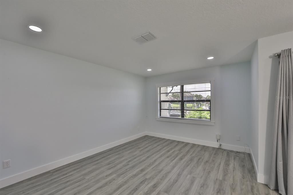 For Rent: $2,100 (1 beds, 1 baths, 723 Square Feet)