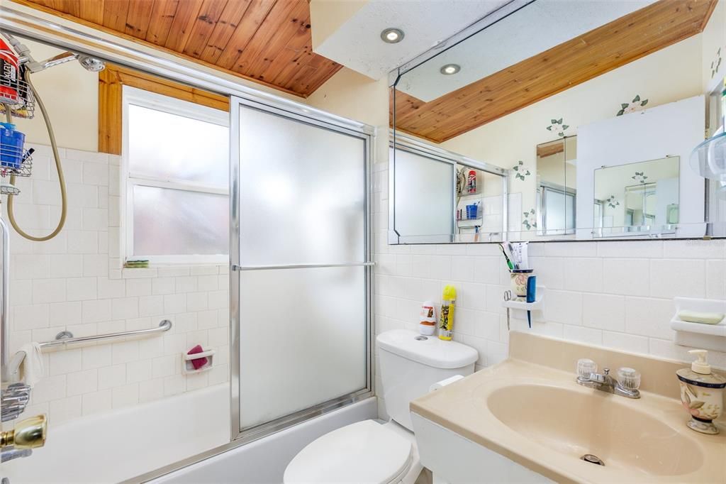 最近售出: $170,000 (2 贝兹, 1 浴室, 720 平方英尺)