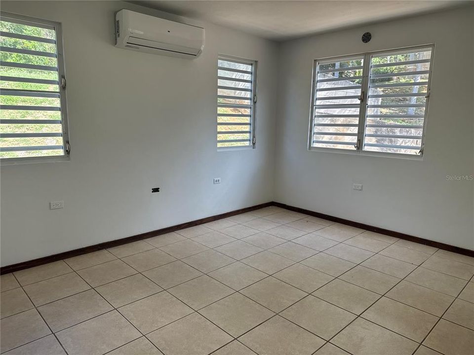 Vendido Recientemente: $290,000 (3 camas, 2 baños, 2041 Pies cuadrados)