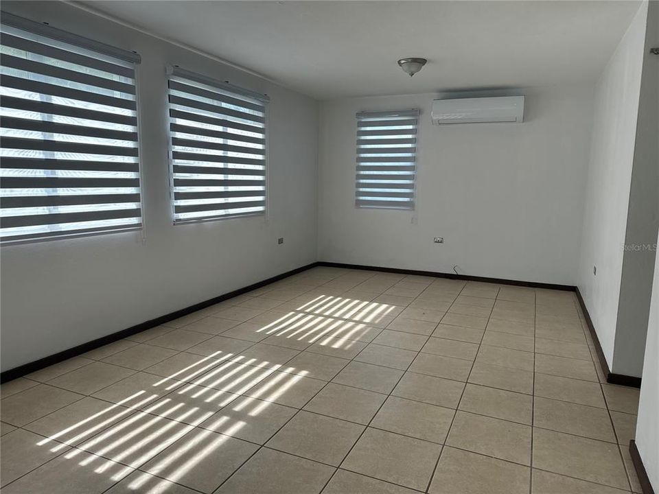 Vendido Recientemente: $290,000 (3 camas, 2 baños, 2041 Pies cuadrados)