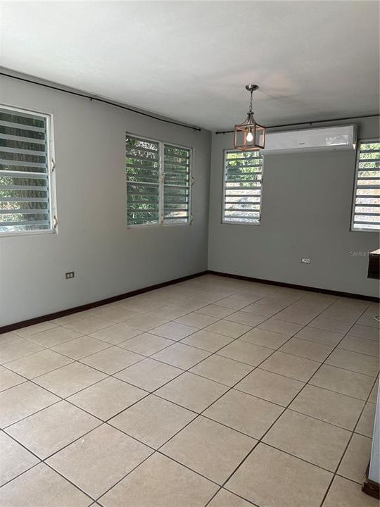 Vendido Recientemente: $290,000 (3 camas, 2 baños, 2041 Pies cuadrados)