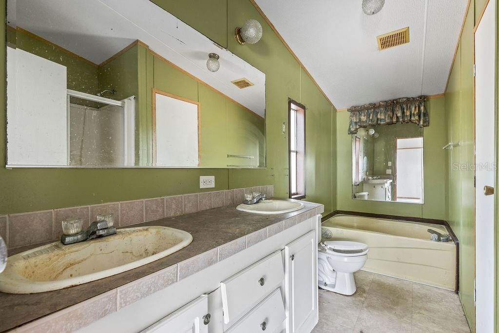 最近售出: $99,000 (3 贝兹, 2 浴室, 1296 平方英尺)