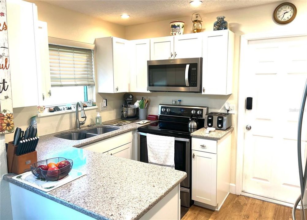 For Sale: $173,000 (2 beds, 2 baths, 924 Square Feet)