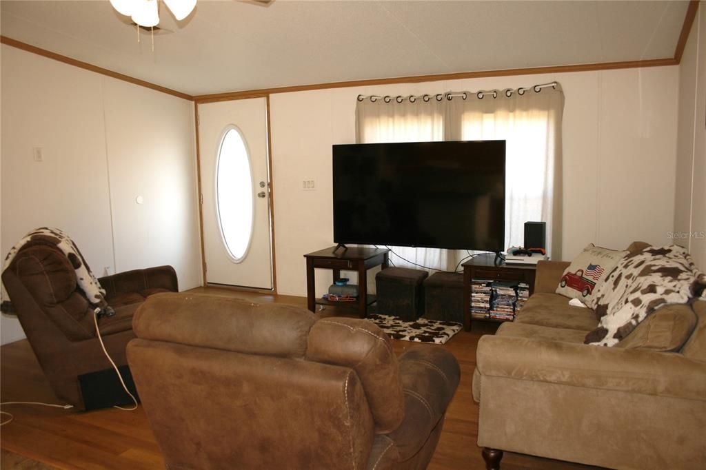 For Sale: $149,900 (3 beds, 2 baths, 1056 Square Feet)