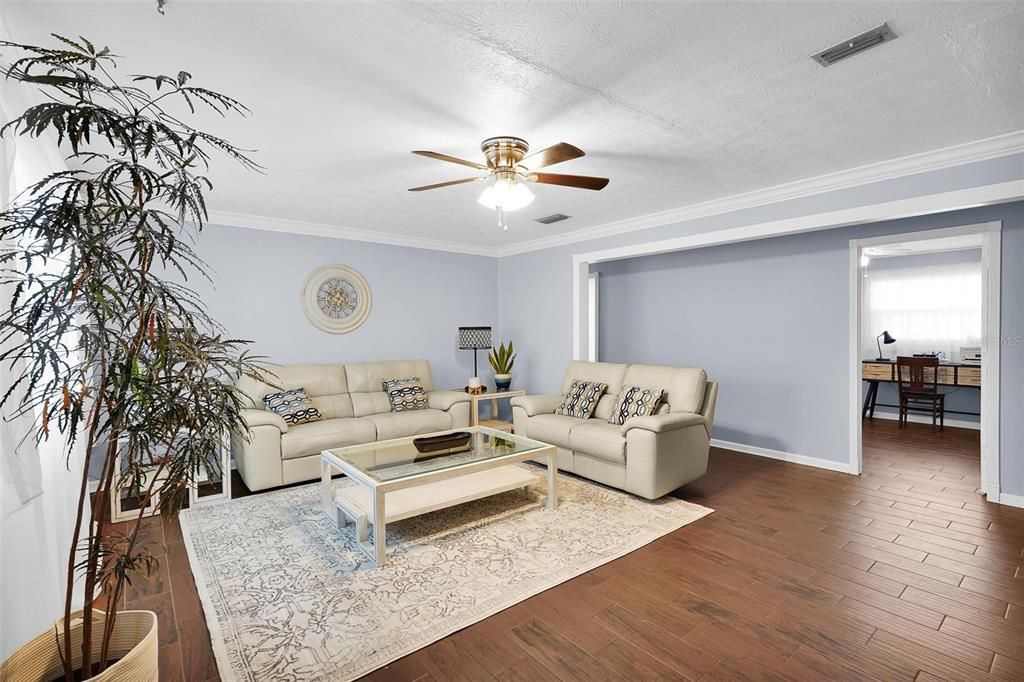 For Sale: $347,500 (3 beds, 2 baths, 1598 Square Feet)