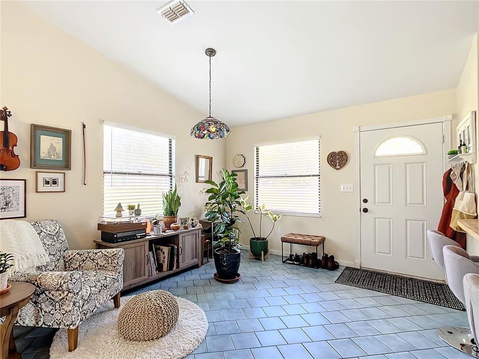 Recently Sold: $235,000 (2 beds, 1 baths, 884 Square Feet)