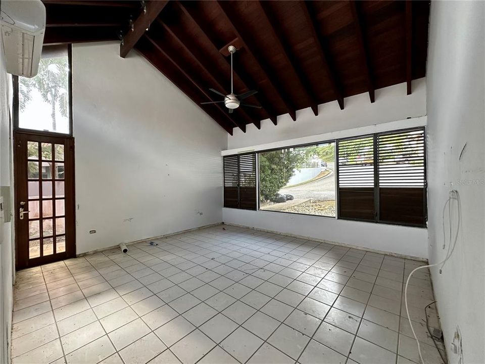 Vendido Recientemente: $980,000 (4 camas, 3 baños, 3240 Pies cuadrados)