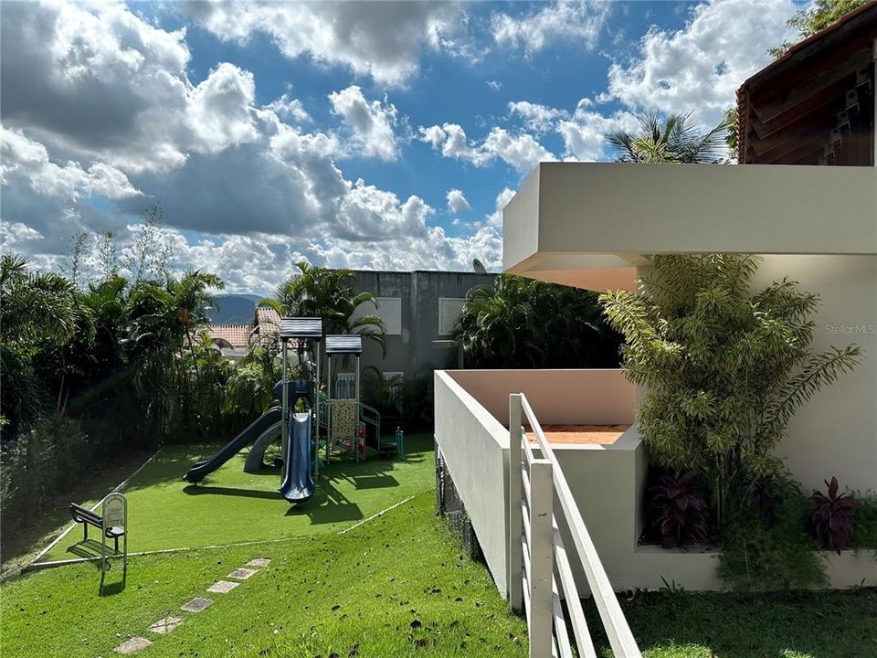 Vendido Recientemente: $980,000 (4 camas, 3 baños, 3240 Pies cuadrados)