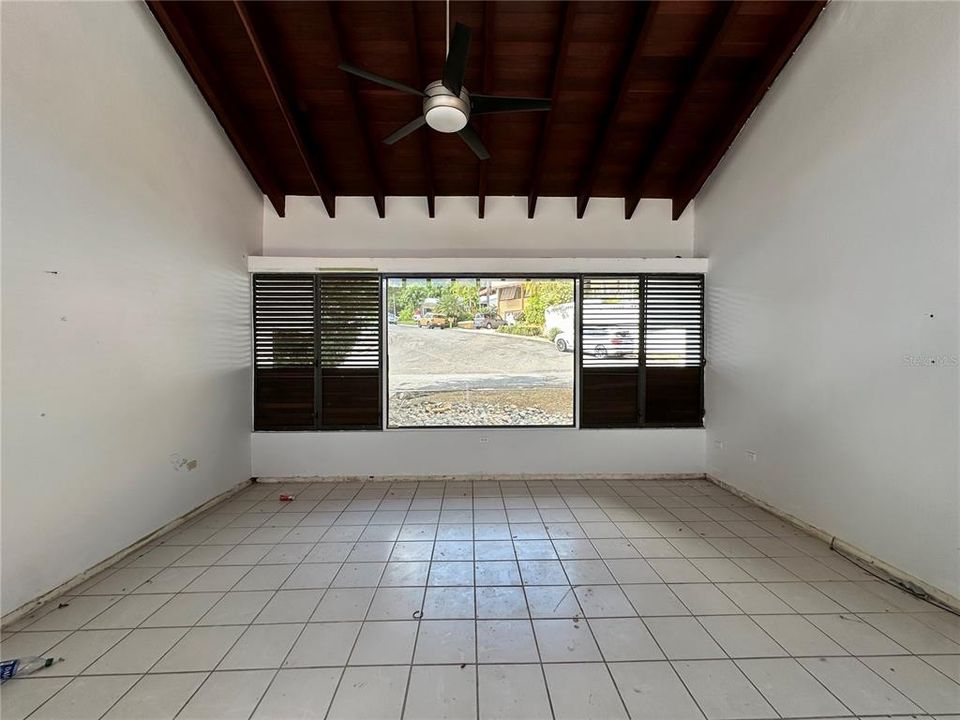 Vendido Recientemente: $980,000 (4 camas, 3 baños, 3240 Pies cuadrados)