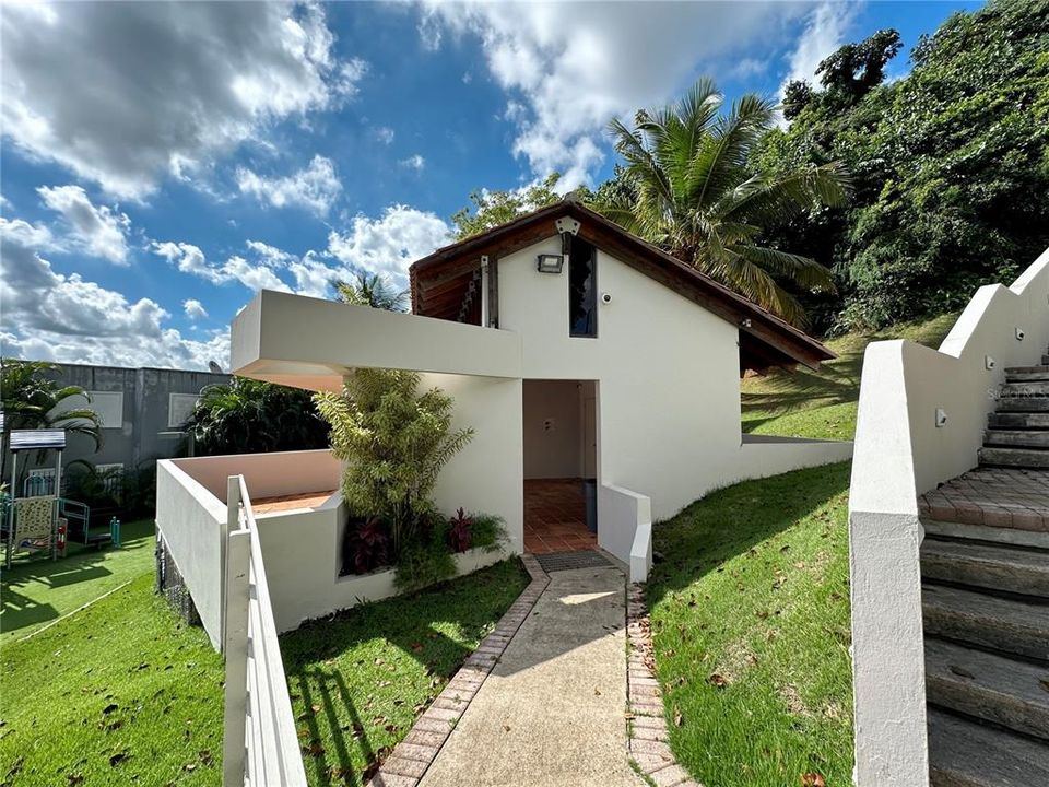 Vendido Recientemente: $980,000 (4 camas, 3 baños, 3240 Pies cuadrados)