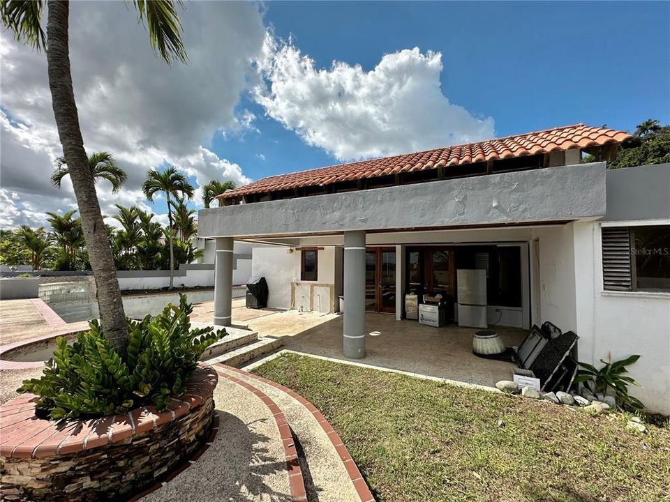 Recently Sold: $980,000 (4 beds, 3 baths, 3240 Square Feet)