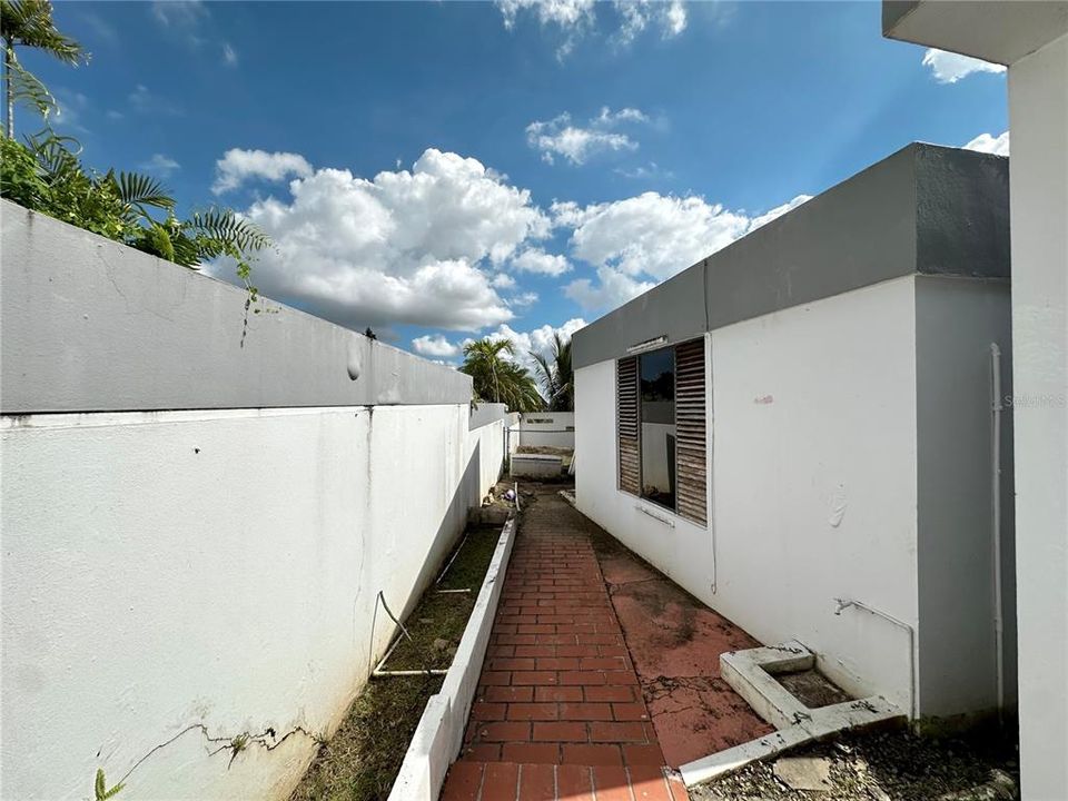 Vendido Recientemente: $980,000 (4 camas, 3 baños, 3240 Pies cuadrados)