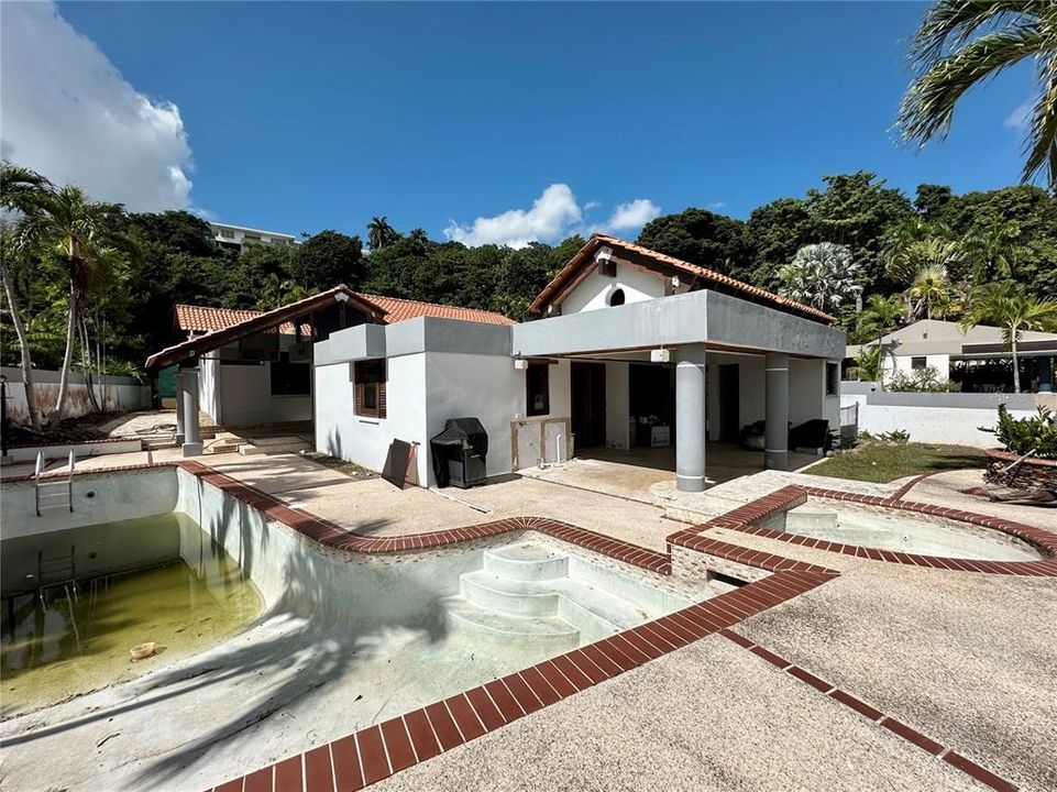 Vendido Recientemente: $980,000 (4 camas, 3 baños, 3240 Pies cuadrados)