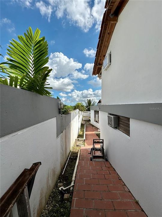 Vendido Recientemente: $980,000 (4 camas, 3 baños, 3240 Pies cuadrados)