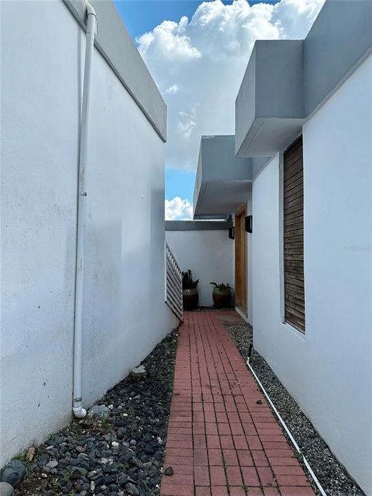 Vendido Recientemente: $980,000 (4 camas, 3 baños, 3240 Pies cuadrados)