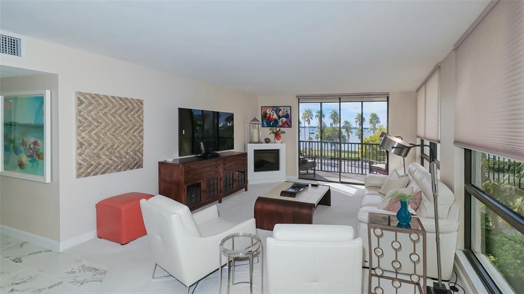 Active With Contract: $3,975 (2 beds, 2 baths, 1247 Square Feet)