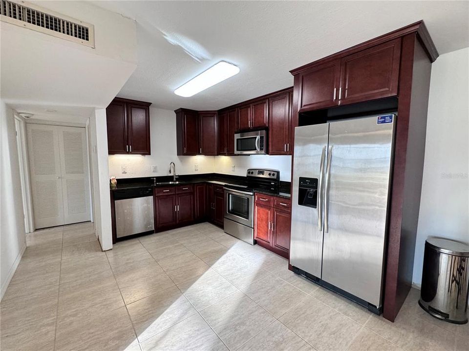 Active With Contract: $113,500 (1 beds, 1 baths, 672 Square Feet)