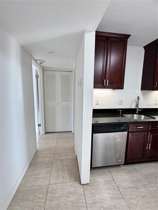 Active With Contract: $113,500 (1 beds, 1 baths, 672 Square Feet)