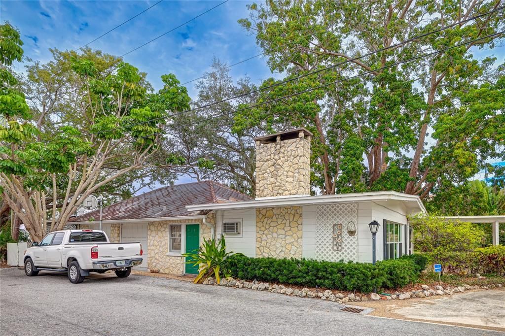 Active With Contract: $2,500,000 (4 beds, 2 baths, 3186 Square Feet)