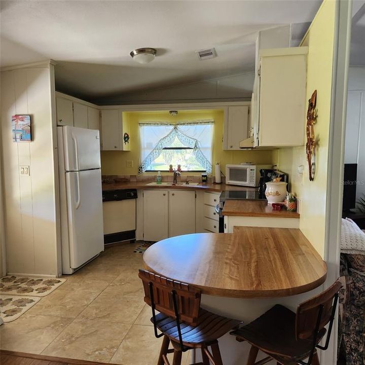 For Sale: $149,900 (2 beds, 2 baths, 1144 Square Feet)