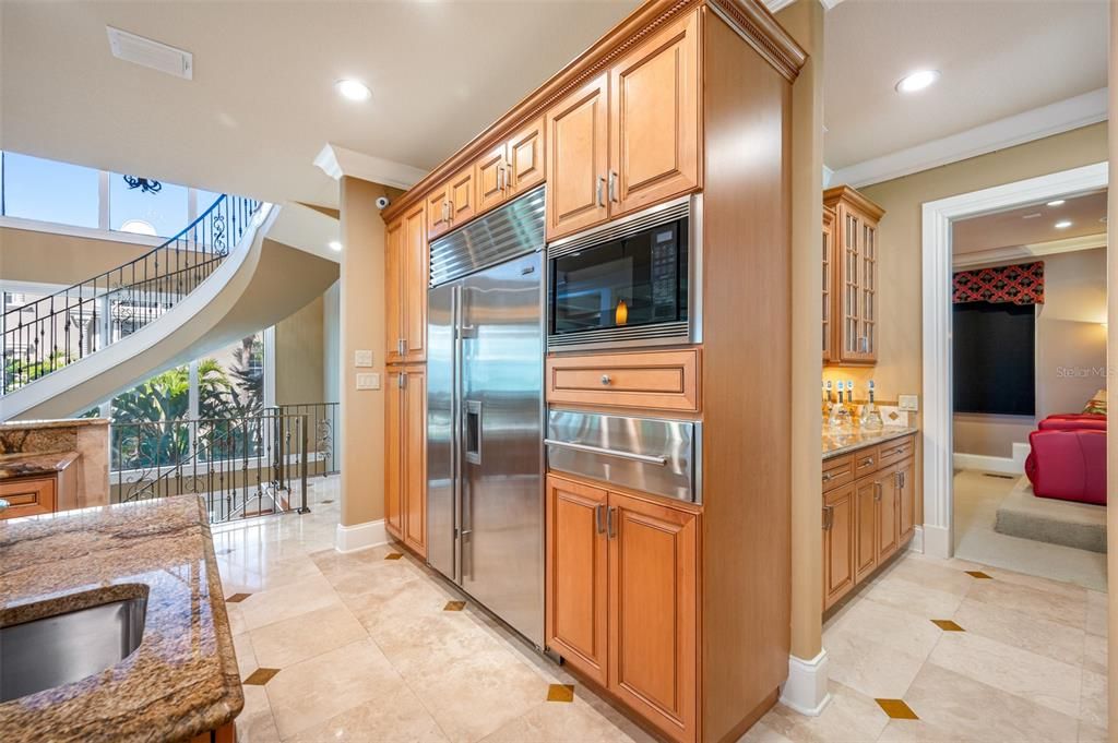 ENTRY TO BUTLER PANTRY WITH WET BAR