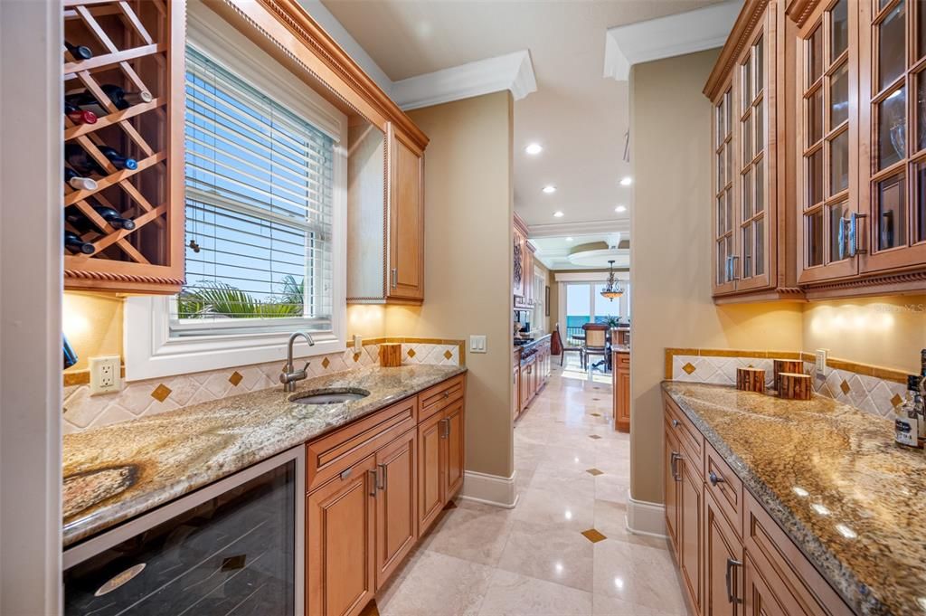 BUTLER PANTRY WITH WET BAR & WINE CHILLER