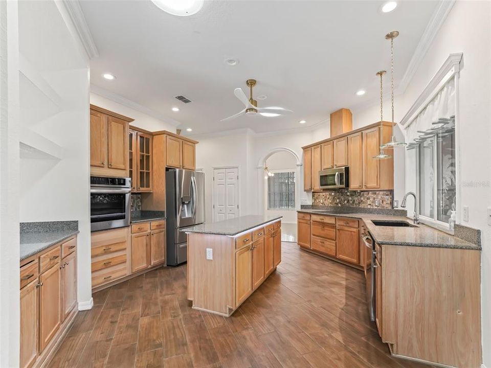 Large designer kitchen w/lots of counter space!
