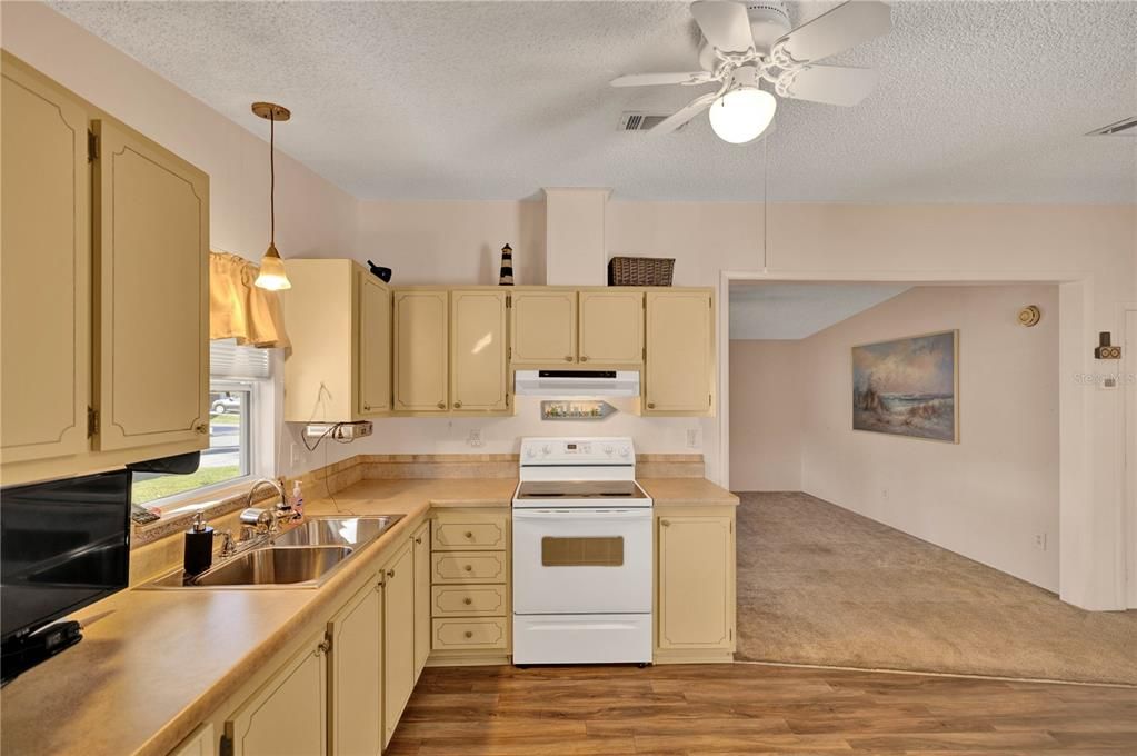 For Sale: $145,000 (2 beds, 1 baths, 832 Square Feet)