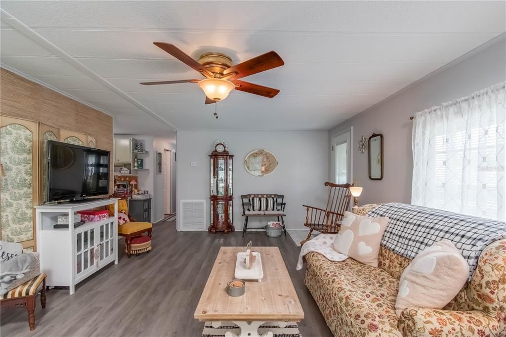 Active With Contract: $139,900 (2 beds, 2 baths, 989 Square Feet)