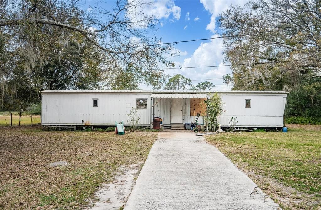 Active With Contract: $400,000 (3 beds, 1 baths, 912 Square Feet)