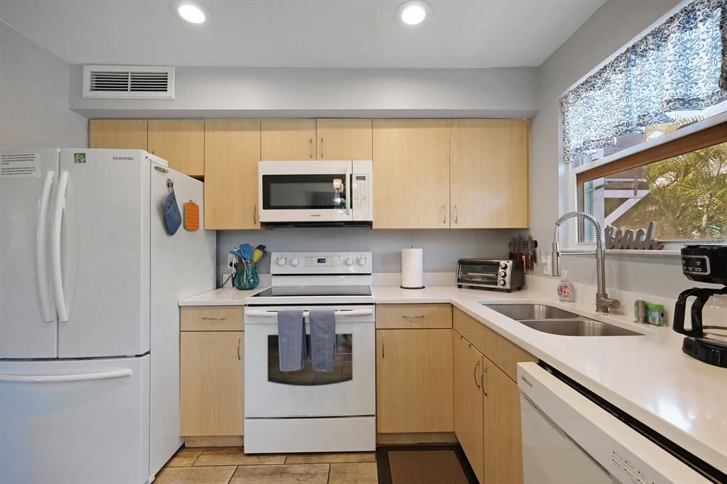 Active With Contract: $875,000 (2 beds, 2 baths, 866 Square Feet)
