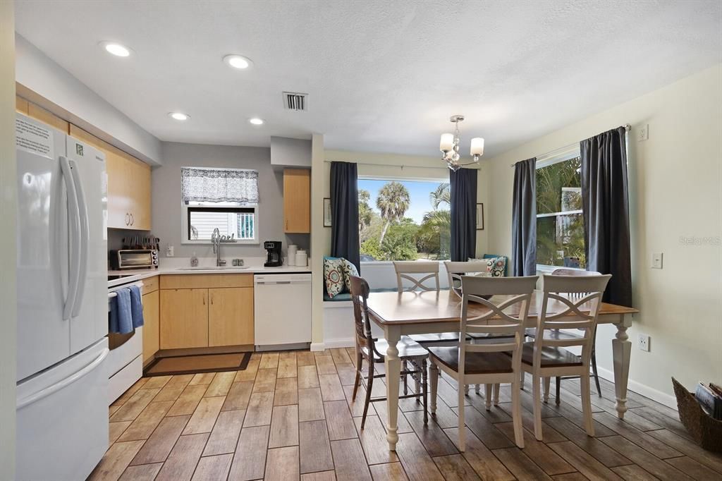Recently Sold: $875,000 (2 beds, 2 baths, 866 Square Feet)