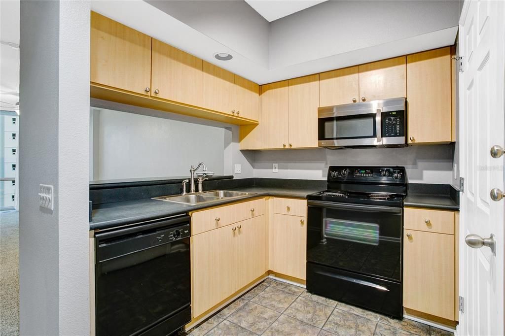 For Sale: $299,900 (1 beds, 1 baths, 797 Square Feet)