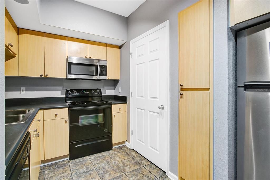 For Sale: $299,900 (1 beds, 1 baths, 797 Square Feet)