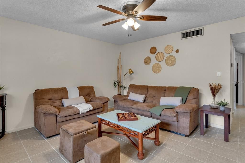 For Sale: $319,500 (2 beds, 2 baths, 1038 Square Feet)