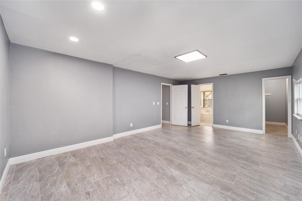 Walk-in closet/bath