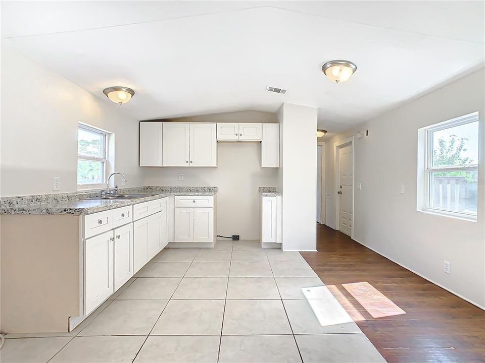 Active With Contract: $139,900 (3 beds, 2 baths, 1064 Square Feet)