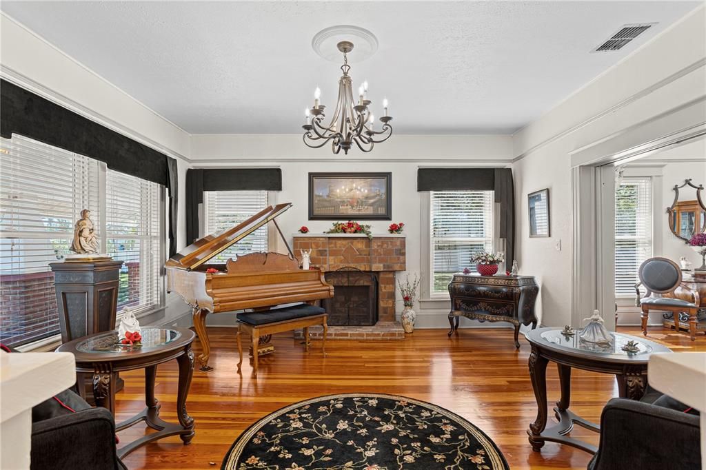 Front parlor (Livingroom) 1